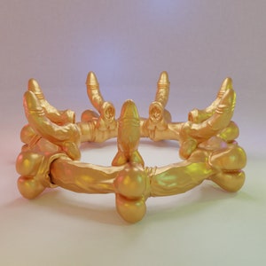 Puede incluir: Un anillo de color dorado hecho de múltiples piezas conectadas, redondeadas y texturizadas. El anillo es un objeto decorativo.