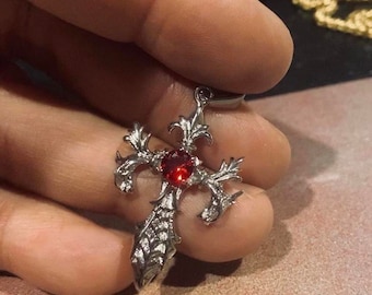 Cruz gótica con joya roja