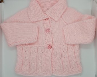 Un Hermoso Hand Knitted Cardigan para 0-3 meses 