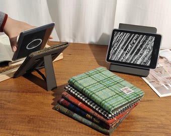 Nook Glowlight 4、Nook Glowlight 4e、Nook Glowlight 3用のハリスツイード生地で作られたファブリックマグネット式電子書籍ケース。読者へのカスタムギフト。