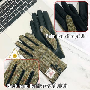 Op de afbeelding: Een paar handschoenen met een bruin en groen tweedpatroon op de achterkant van de hand en zwart leer op de palm. De handschoenen hebben een knoopsluiting aan de pols. "Palm use sheepskin" en "Back hand Harris Tweed cloth" staan op de afbeelding.