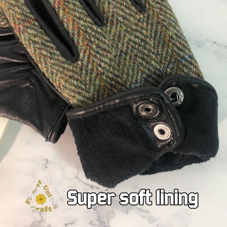Op de afbeelding: Close-up van een paar handschoenen met een tweed bovenkant en een zwarte leren palm. De handschoenen hebben een zwarte fleece voering en een knoopsluiting.