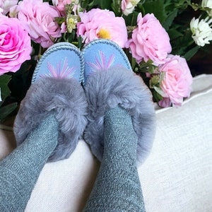 Silver Grey Embroidered Sheepskin Slippers zdjęcie 8