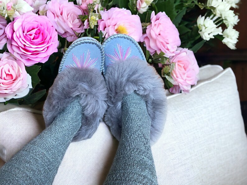 Silver Grey Embroidered Sheepskin Slippers zdjęcie 8