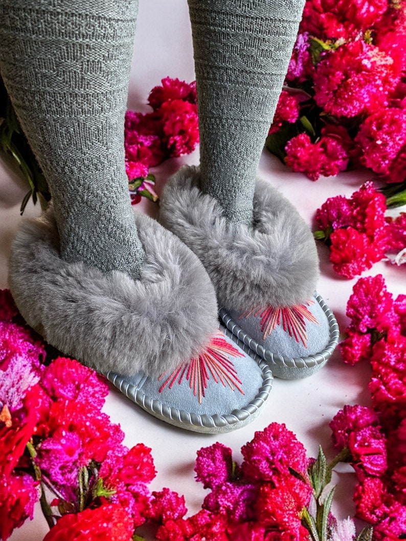 Silver Grey Embroidered Sheepskin Slippers zdjęcie 9