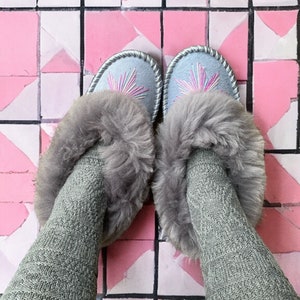 Silver Grey Embroidered Sheepskin Slippers zdjęcie 6