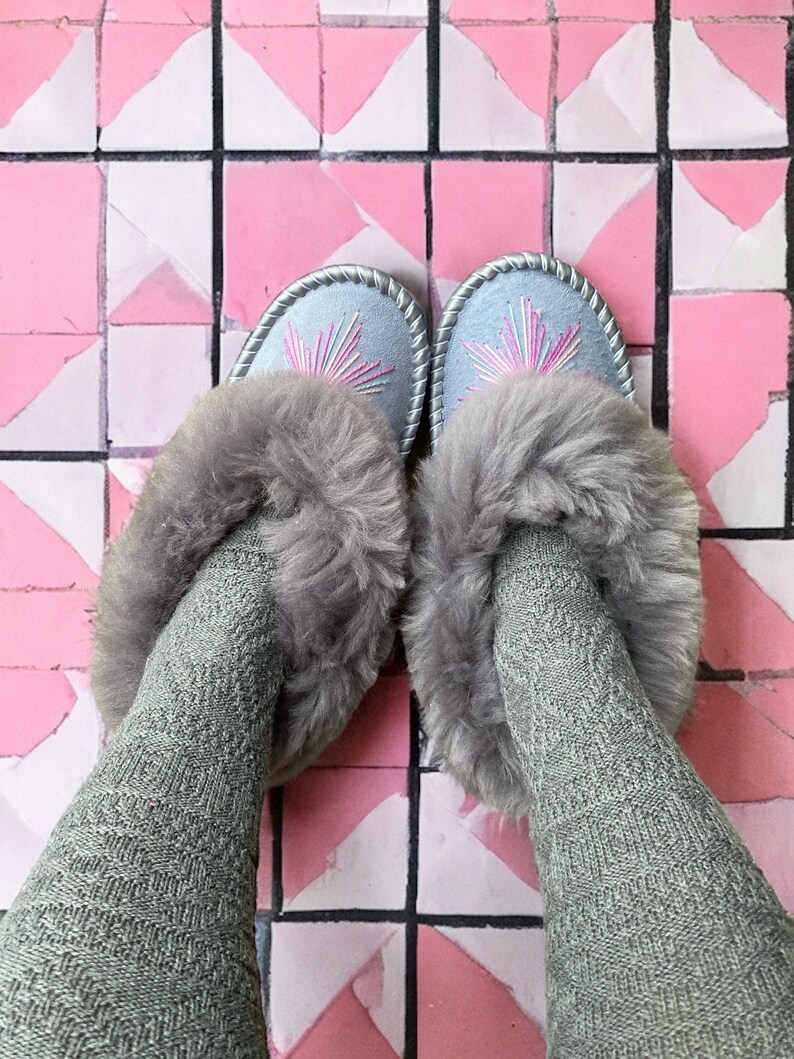 Silver Grey Embroidered Sheepskin Slippers zdjęcie 6