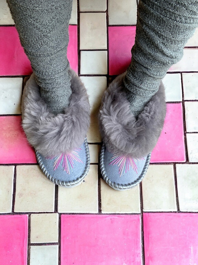 Silver Grey Embroidered Sheepskin Slippers zdjęcie 3