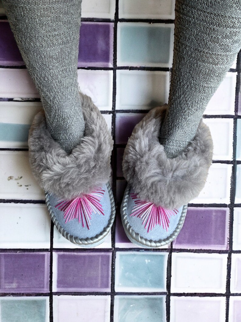 Silver Grey Embroidered Sheepskin Slippers zdjęcie 1