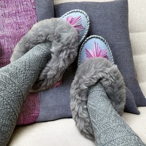 Silver Grey Embroidered Sheepskin Slippers zdjęcie 7