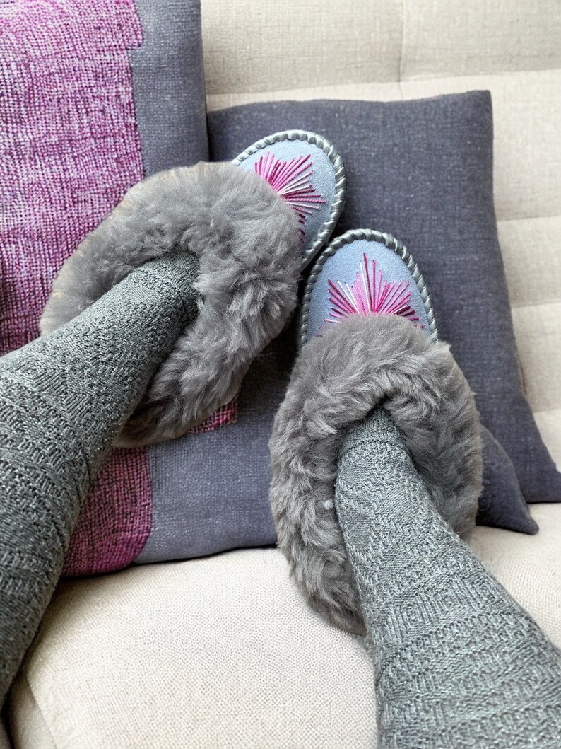 Silver Grey Embroidered Sheepskin Slippers zdjęcie 7