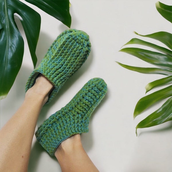 Pantoufles / Chaussettes au crochet vert jade.