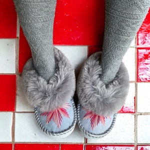 Silver Grey Embroidered Sheepskin Slippers zdjęcie 2