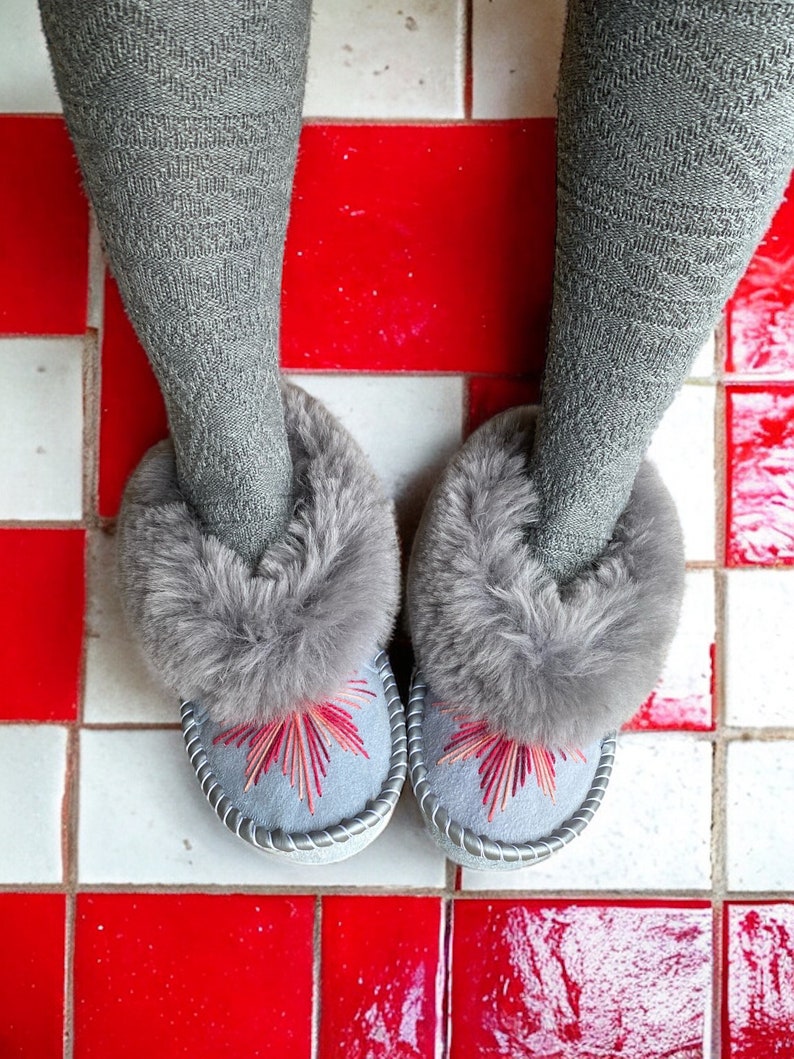 Silver Grey Embroidered Sheepskin Slippers zdjęcie 2