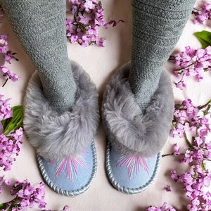 Silver Grey Embroidered Sheepskin Slippers zdjęcie 5