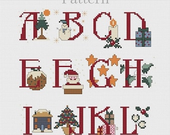 Puede incluir: Un patrón de punto de cruz para un alfabeto navideño con letras rojas e ilustraciones festivas. Las letras A a L se muestran con imágenes como un muñeco de nieve, una vela, un regalo, un Papá Noel, una estrella, una rama de acebo, una casa, un árbol de Navidad, un regalo y una campana.
