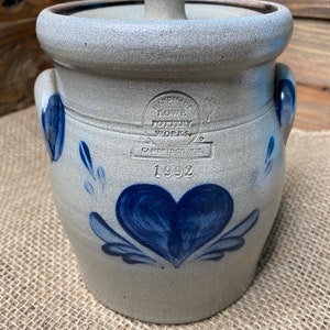 Recipiente Rowe Pottery Works de 15 cm (1992) con tapa, esmalte de sal azul, diseño de corazón