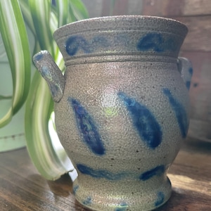 Jarrón/urna pequeño Rowe Pottery Works, 1990, tamaño 2, diseño de flores con orejas