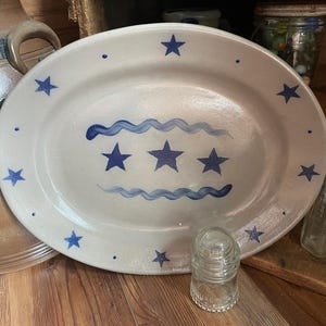 Plato ovalado con diseño de estrella de Rowe Pottery Works, 15&quot;