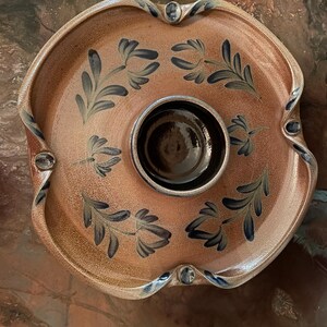 Rowe Pottery Works Sällsynt Chip & Dip-bricka Provinsiellt Mönster 2005 13”