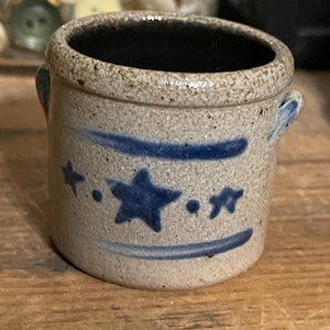 Jarra miniatura vintage Rowe Pottery Works con diseño de tres estrellas, 3,8 cm de alto, esmaltada con sal