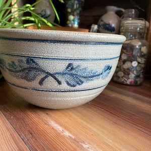 Cuenco grande para mezclar con diseño de hojas azules de Rowe Pottery Works, 1982, esmaltado con sal