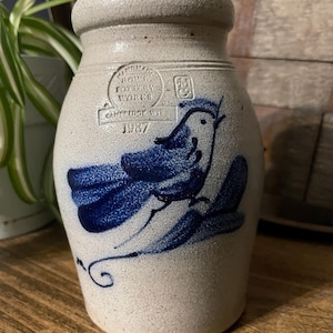 Rowe Pottery Works - Recipiente de cerámica con corcho de 6 1/2&quot;, 1987, diseño floral con esmalte de sal azul