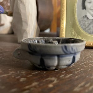 Jarra Bundt miniatura vintage de Rowe Pottery Works, 1992, de 2,5 cm de alto, con esmalte de sal