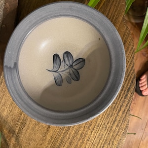 Cuenco vintage de cereales con diseño floral de Rowe Pottery Works, 1995, esmaltado con sal