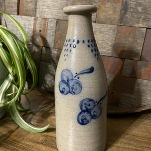 Jarrón Rowe Pottery Works de 23 cm, 1993, esmaltado con sal azul, diseño de cereza