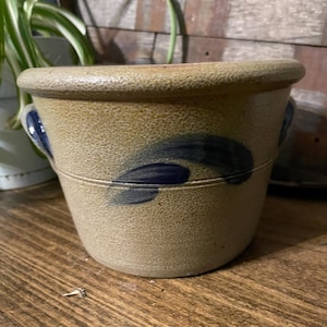 Cuenco pequeño histórico de dos asas con diseño de hojas y esmaltado en sal, de Rowe Pottery Works, 1997
