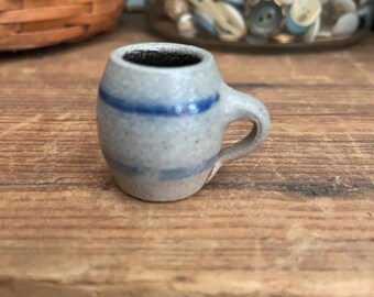 Vintage Rowe Pottery Works 1993 miniatuur schaal 1/4 mok - zoutglazuur