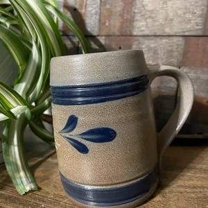 Rowe Pottery Works 25-årsjubileumskaffemugg blad