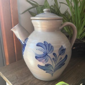 Rowe Pottery Works 2003 Tekanna med lock 23 cm tulpanmönster