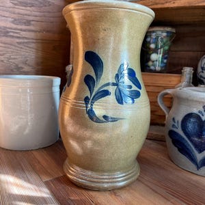 Jarrón histórico de cerámica esmaltada con sal, diseño floral, Rowe Pottery Works, 2003