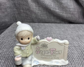 Vintage Precious Moments *Sam Butcher Malowanie szyldu Figurka Sugar Town firmy Enesco (wycofana z produkcji)
