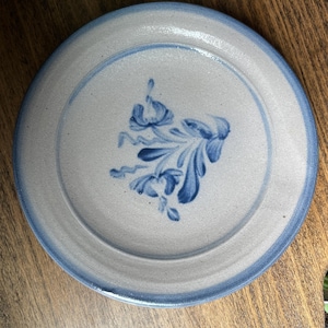 Vintage Rowe Pottery Works miniatyr signerad 30-årsjubileums pajfat dubbel blomdesign saltglasyr