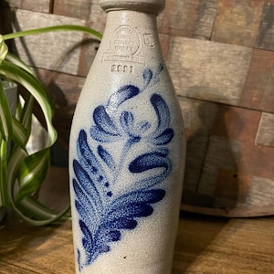 Jarrón Rowe Pottery Works de 23 cm, 1991, con esmalte de sal azul y diseño floral