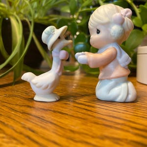 Vintage Precious Moments Figure *Girl with Goose Sugar Town   by Enesco (Retired)