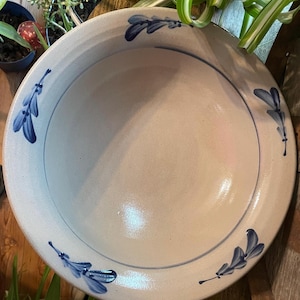 Cuenco grande de 30 cm con diseño de hojas azules de Rowe Pottery Works, 2005, esmaltado en sal
