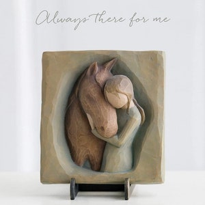 Könnte beinhalten: Beigefarbene quadratische Skulptur einer Person, die ein Pferd umarmt. Pferd und Person sind in einem detaillierten, strukturierten Stil geschnitzt. Der Text "Always there for me" ist oben in Kursivschrift geschrieben.