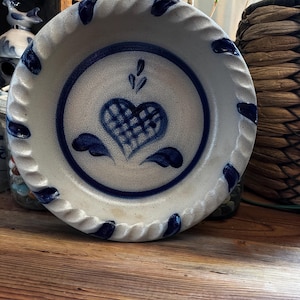 Rowe Pottery Works 1992 Vingat hjärta "9" pajfat