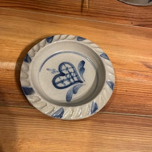 Vintage Rowe Pottery Works miniatyr 30-årsjubileums pajfat med vingeformade hjärtan, saltglasyr