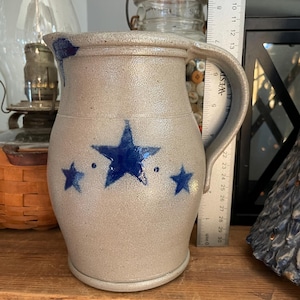 Jarra Rowe Pottery Works 1999 de 18 cm de alto con diseño de estrella