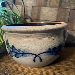 Cuenco grande para mezclar con diseño de hojas azules de Ethan Allen, de Rowe Pottery Works, esmaltado con sal