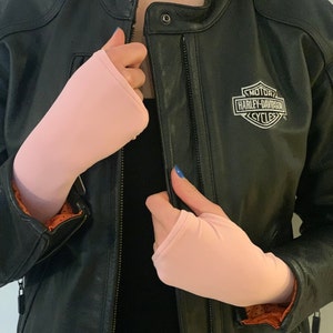 Frauen Arm wärmer Ärmel: Modische, taillierte „Pretty in Pink“ Warmadillas Armstulpen, lange Handschuhe