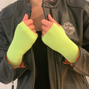 Damen Armwärmer-Ärmel: Modische, taillierte, seidige, glänzende Limelight Warmadillas