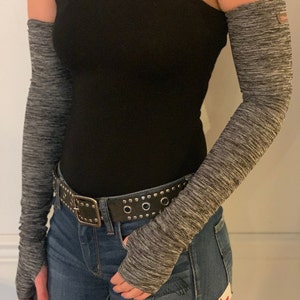 Women&#39;s arm warmer sleeves:  Fashionable, fitted grey striped Warmadillas arm warmers, long gloves