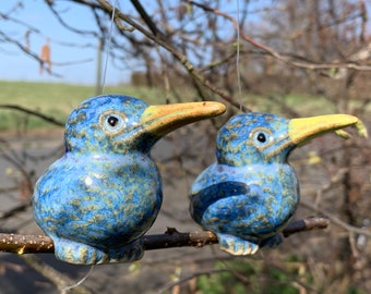 Fröhliches, blau-grünes Eisvogelpaar/ Gartendeko/ Keramikvögel frostfest