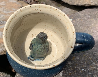 Handgetöpferte,handglasierte Tasse/ Kaffeetasse/ Teetasse/ Tontasse/ Keramiktasse mit eingebranntem Pinguin am Boden/ Morgenmuffeltasse